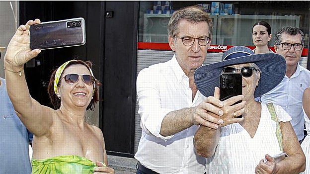 Alberto Núñez Feijóo se hace unos selfies con turistas durante su visita a Benidorm, el pasado viernes