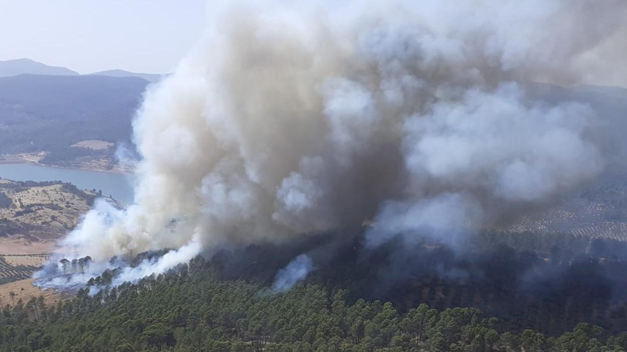 El Infoca da por controlado el incendio de Siles en Jaén