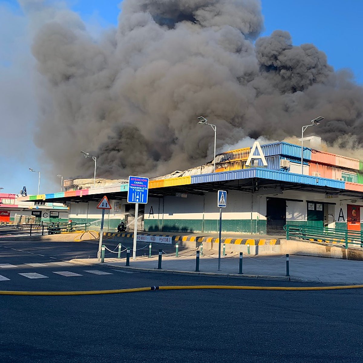 Un cortocircuito en la planta de oficinas pudo originar el incendio en la nave de frutas de Mercamadrid