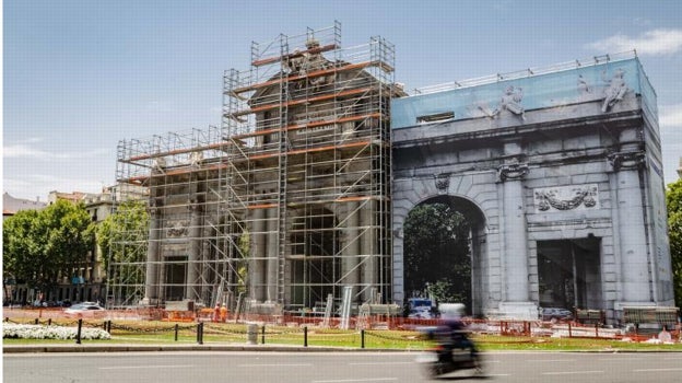 Montaje de los andamios para la rehabilitación de la Puerta de Alcalá