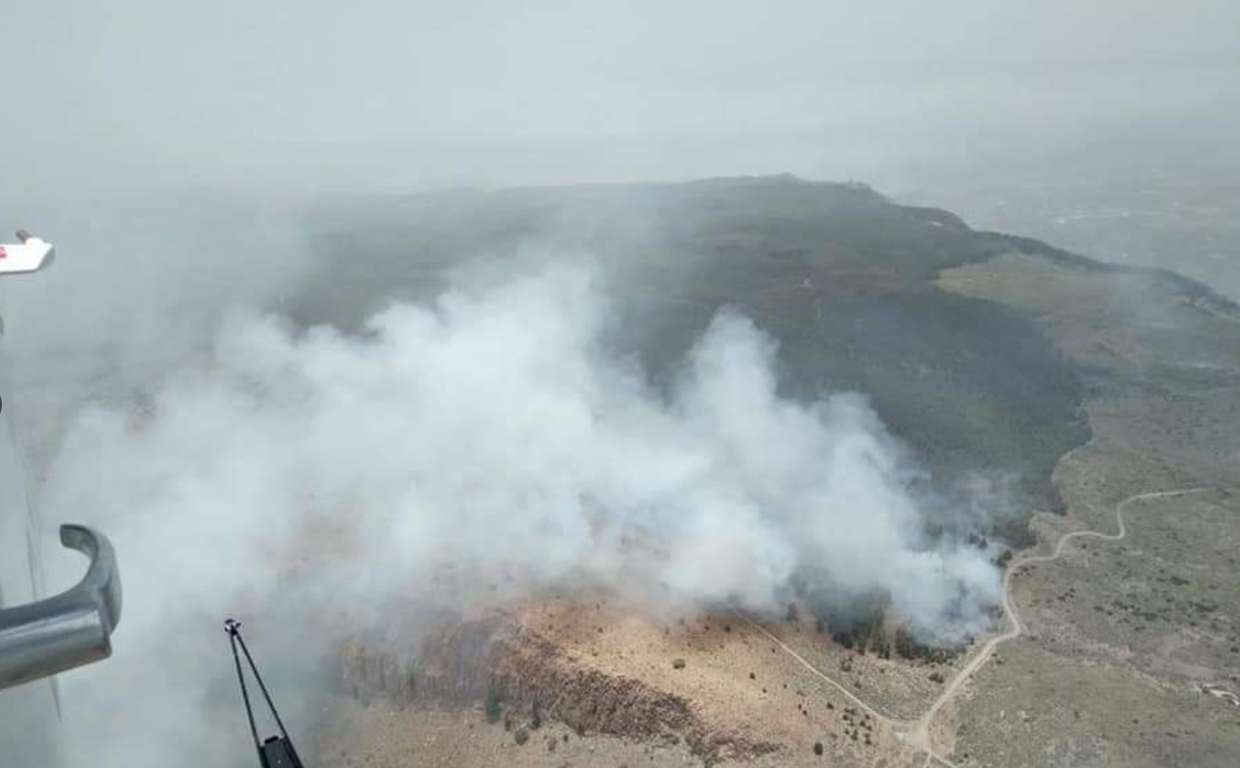 Vista aérea de uno de los frentes activos del incendio de los Realejos