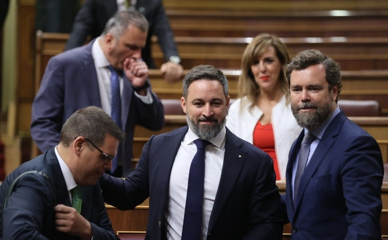 Abascal promete derogar «sin contemplaciones» la ley trans y la de Memoria Democrática