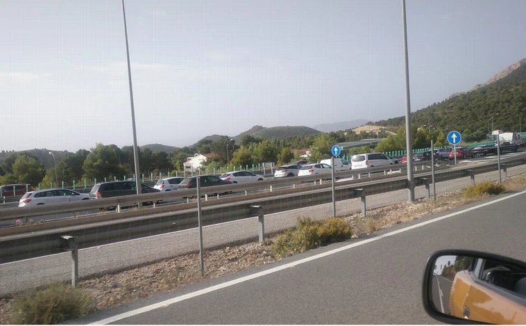 Un accidente de varios coches, una caravana y una moto causa atascos en la autovía del interior de Alicante a Valencia