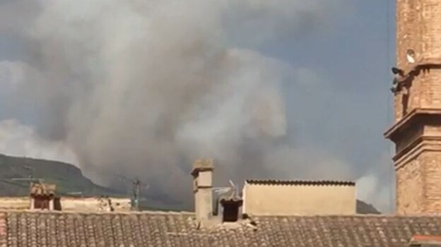 El incendio es visible desde las casas del municipio de Calles, tal como muestra la imagen difundida por Voluntarios digitales en Emergencias de la Comunidad Valenciana