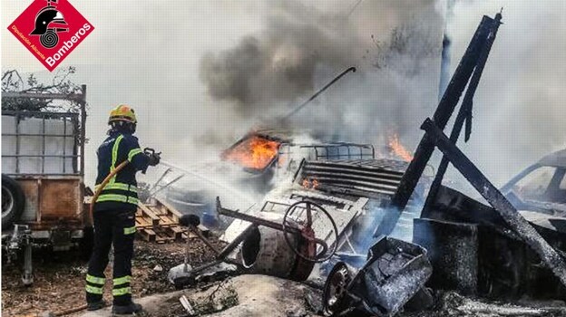 Bomberos trabajando en la extinción de las llamas en una fábrica de Pinoso