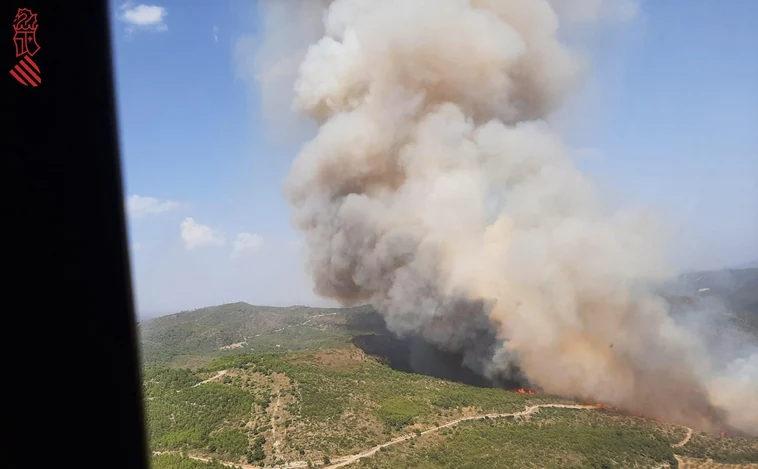 Medios aéreos y terrestres trabajan en la extinción de un incendio forestal cercano a la localidad valenciana de Calles