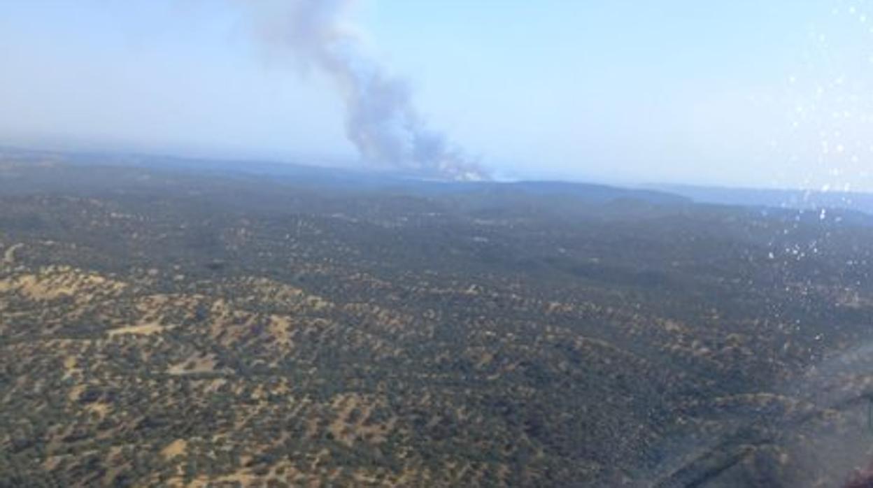Infoca y bomberos de Extremadura y Jaén estabilizan dos incendios en Espiel y Belalcázar