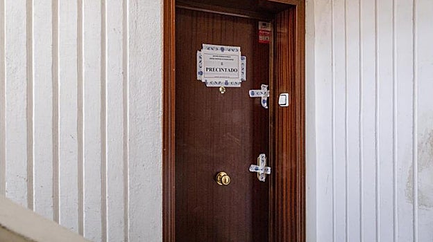 La puerta de la vivienda, en el número 3 de la calle de Infiesto