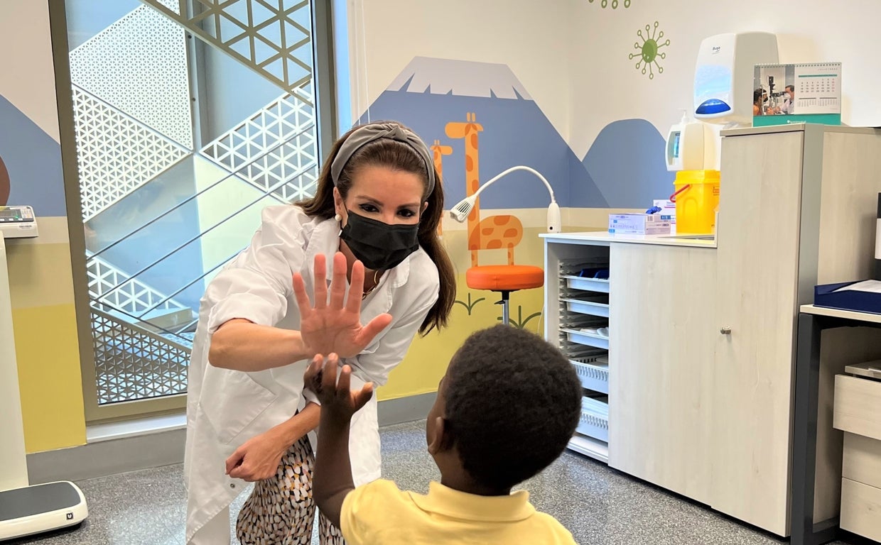 El pequeño Taariq con la doctora Victoria Jiménez