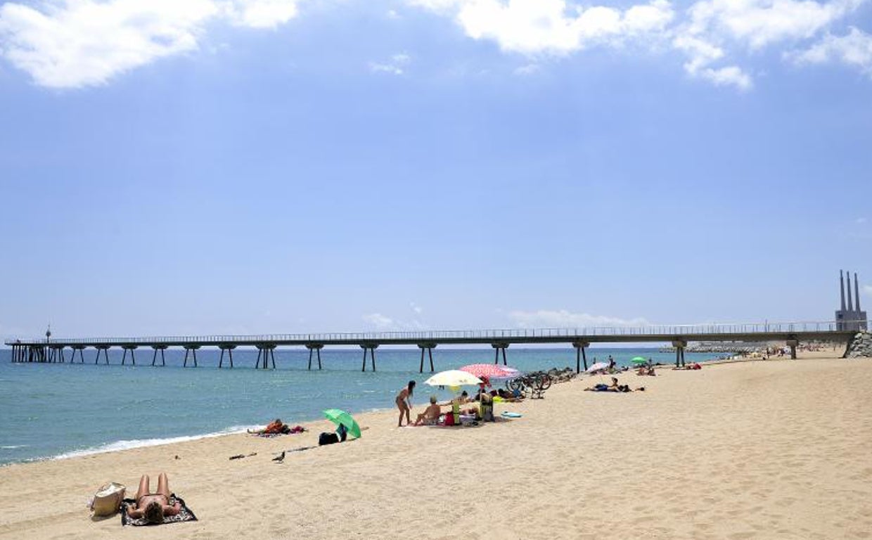 La playa del Pont del Petroli en Badalona (Barcelona)