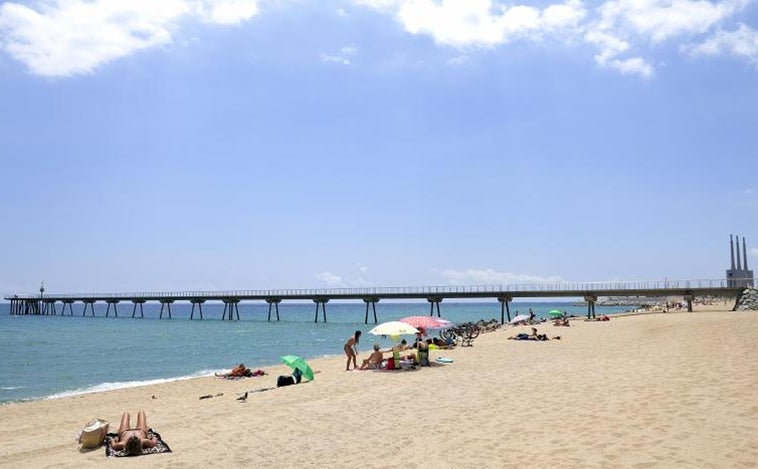 Herido un policía tras frustrar una agresión homófoba en una playa de Barcelona