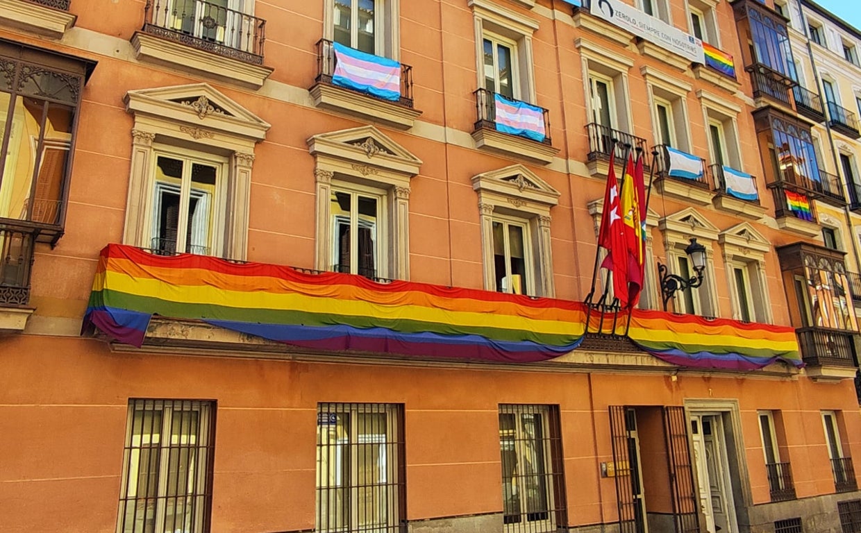 La bandera arcoíris que luce en los balcones de los despachos del grupo municipal de Más Madrid en el edificio de la calle Mayor