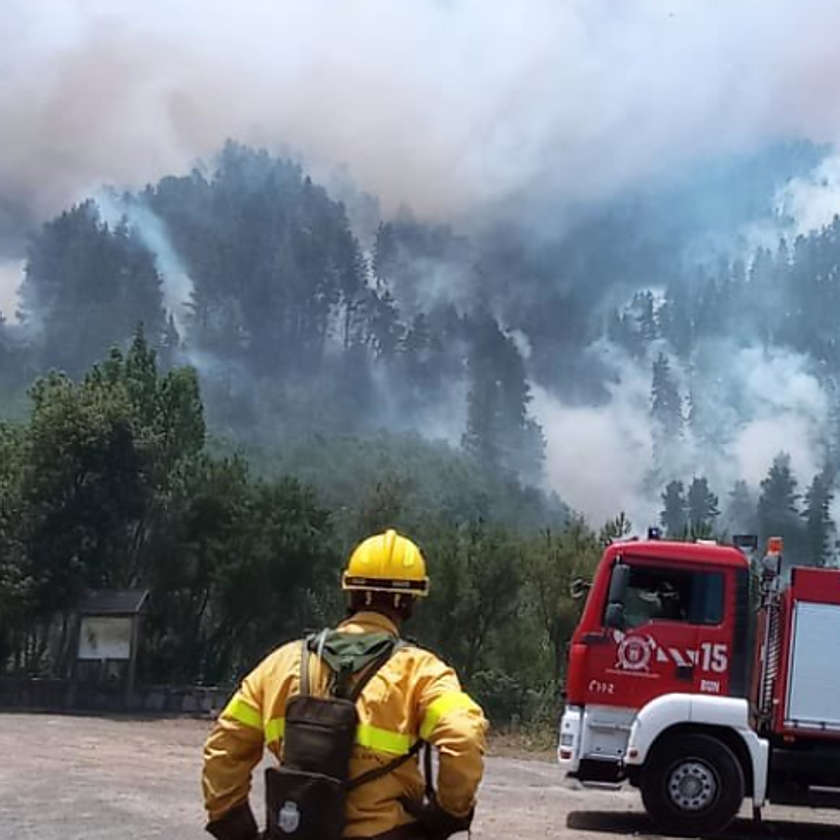 El fuego en Los Realejos, «acorralado» pero aún sin controlar