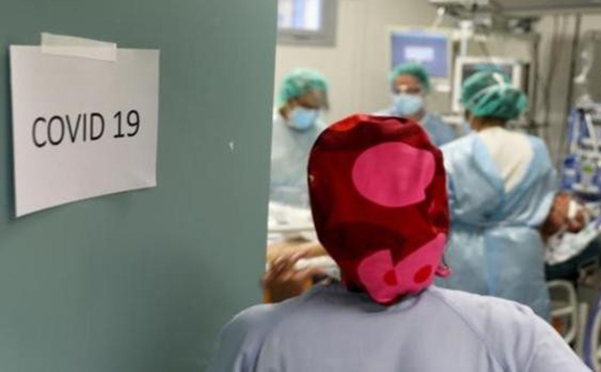 Sanitarios con un paciente Covid en una imagen de archivo