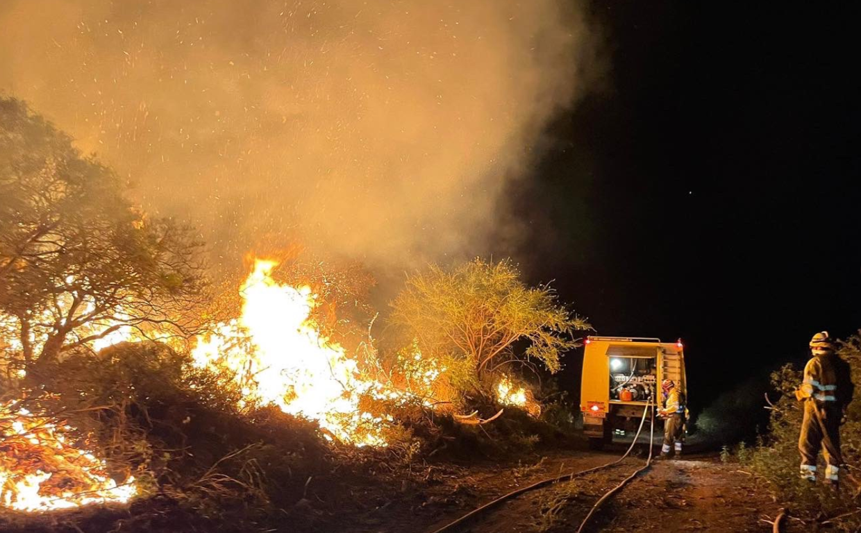 Los equipos EIRIF trabajando en las labores de control y extinción