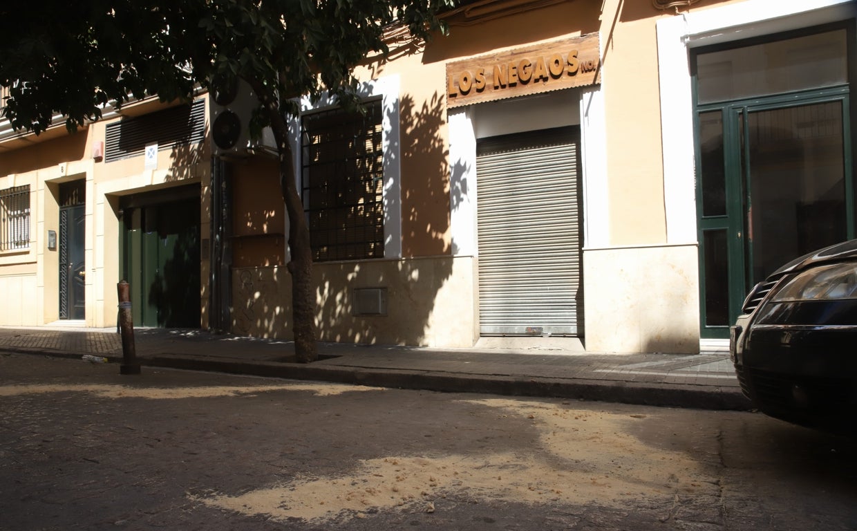 Puerta del bar Los Negaos, con serrín tapando la sangre en la calle