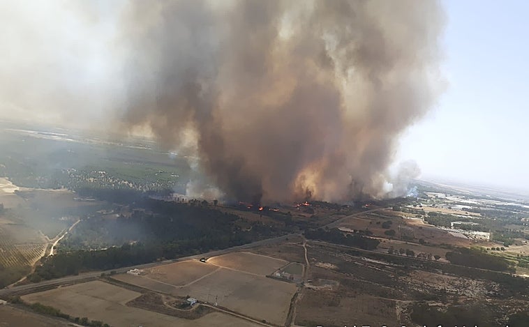 Mantienen desalojadas 236 viviendas en Almonte por el incendio de Bonares