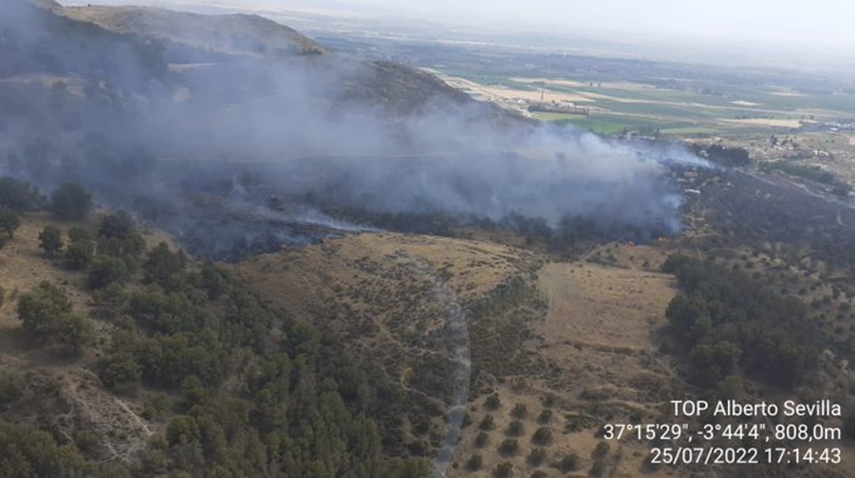 Controlado el incendio forestal en Pinos Puente (Granada)