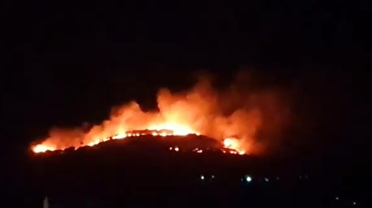 Declarado un incendio forestal en San Roque que obliga al desalojo de viviendas rurales y un camping