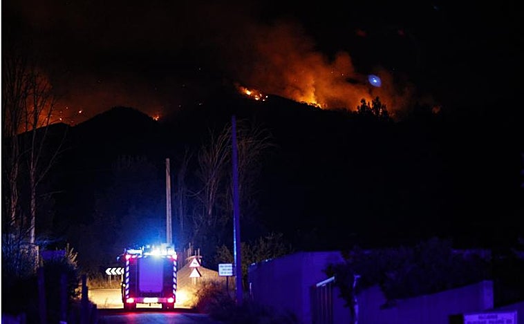 Los vecinos desalojados por el incendio en Calles pasarán la segunda noche fuera de sus casas