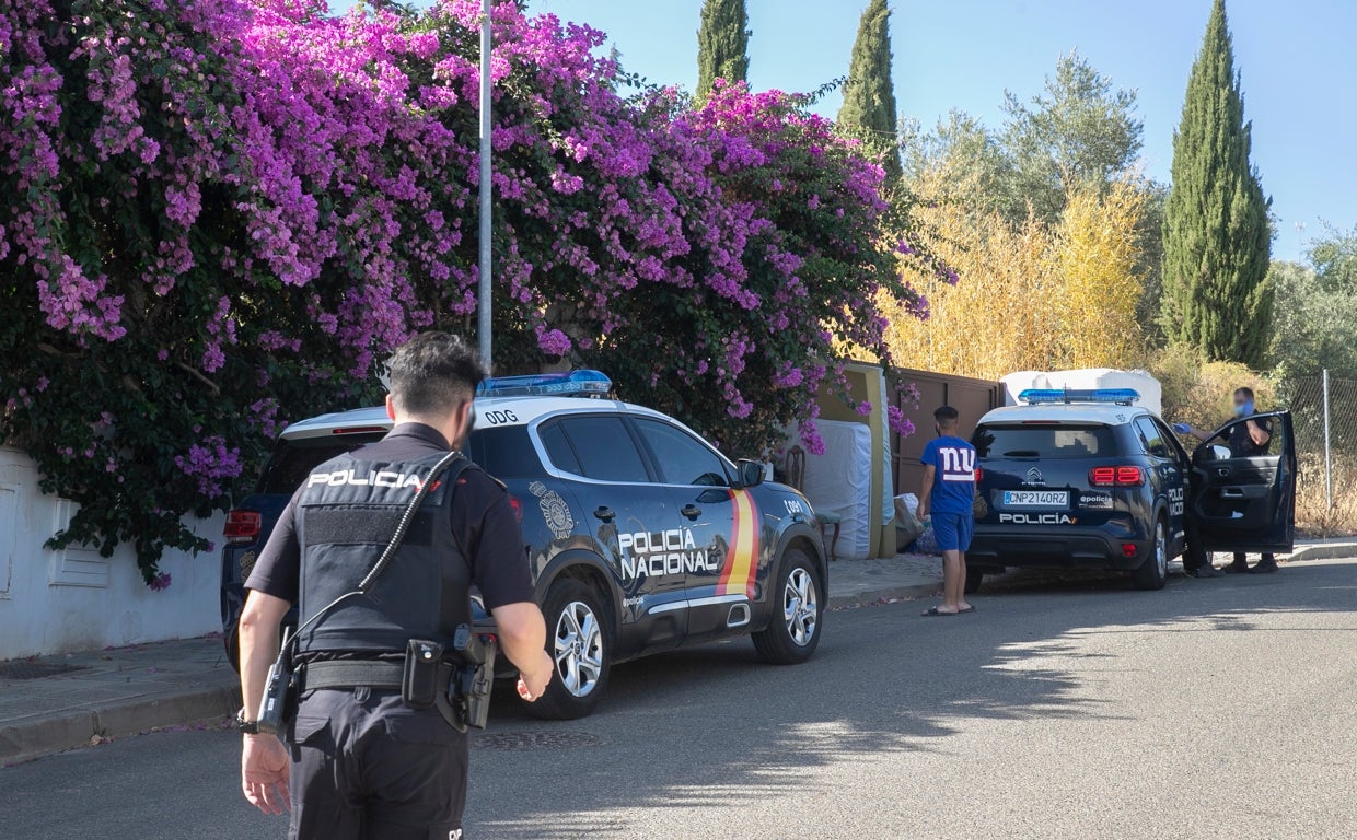 Agentes custodian la puerta del chalé con algunos okupas y sus enseres fuera esta tarde