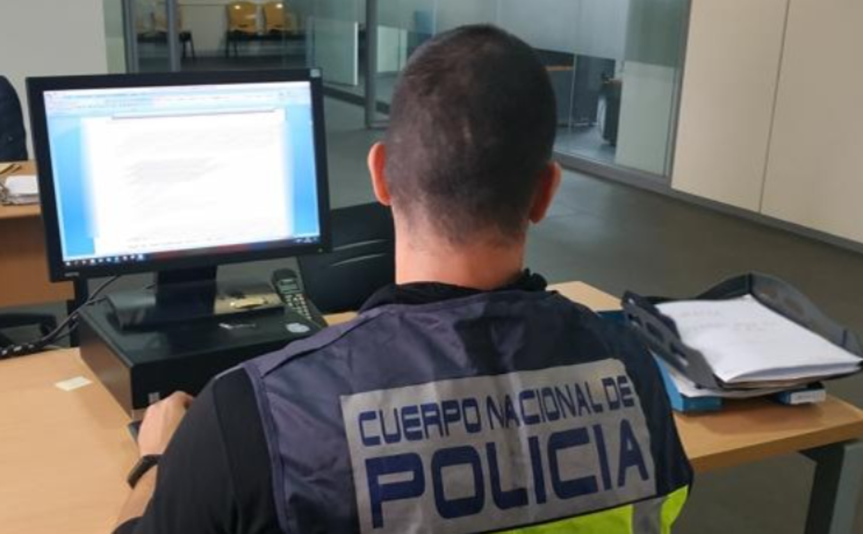 Agente de la Policía Nacional en su puesto de trabajo en foto de archivo