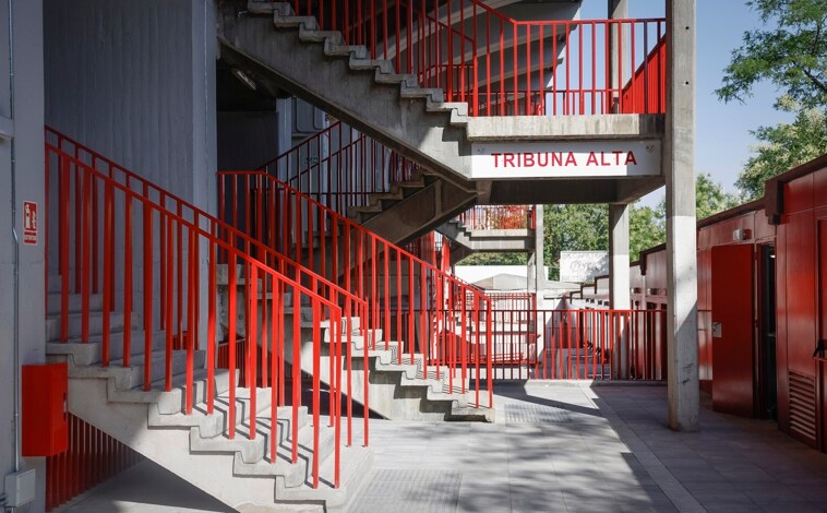 Imagen principal - Interior de la tribuna alta de la avenida de la Albufera, el exterior del estadio y uno de los baños adaptados