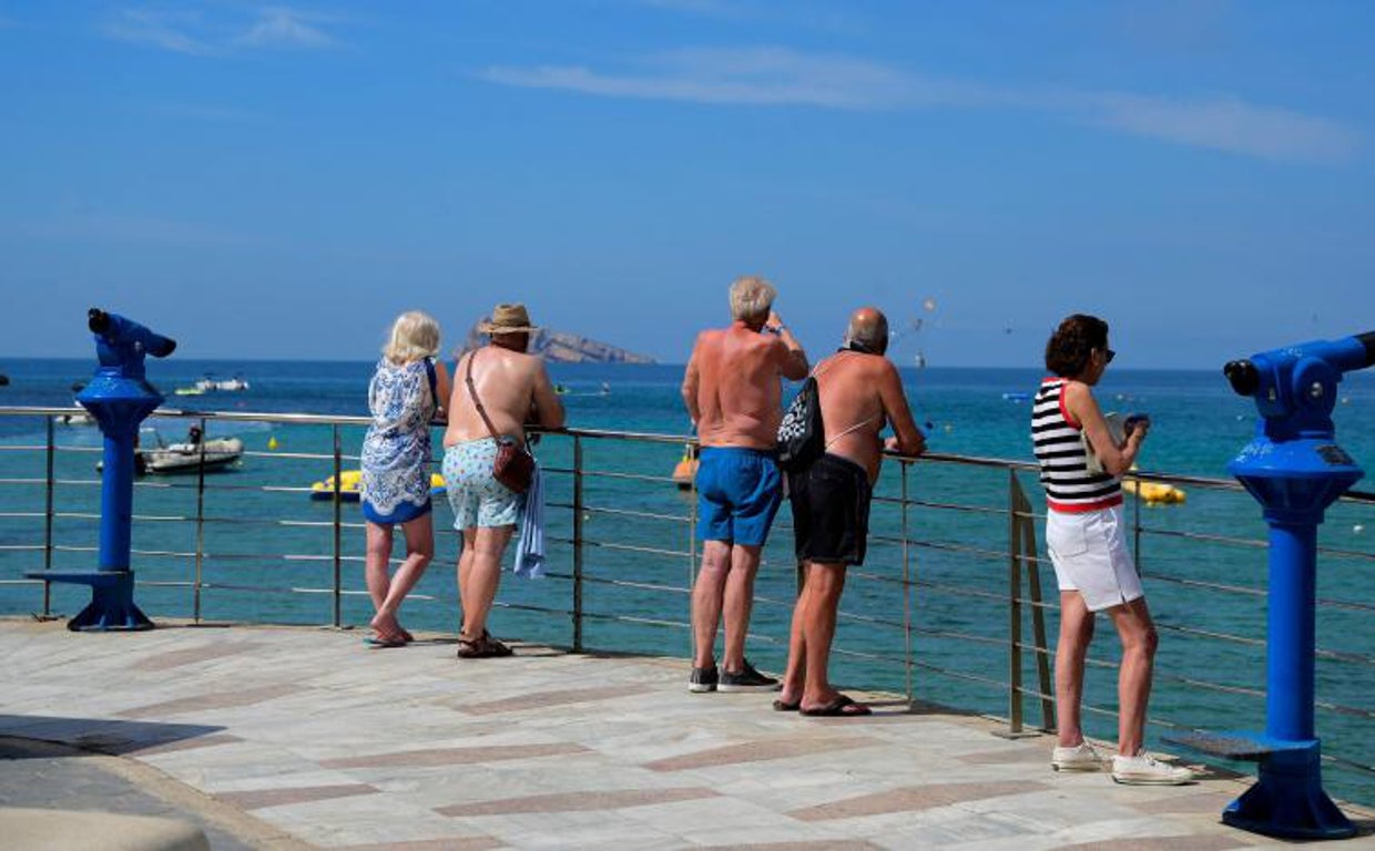 Turistas en un mirador de la playa de Levante de Benidorm