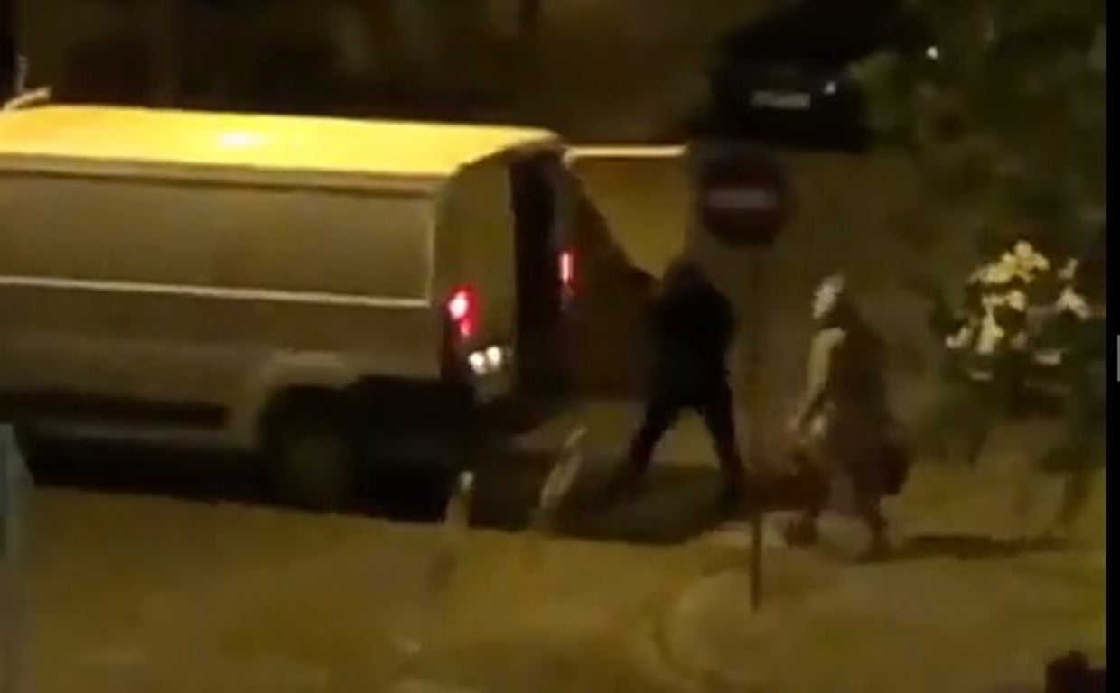 Los ladrones cargando la furgoneta con los efectos sustraídos