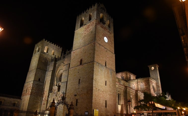 La catedral de Sigüenza estrena iluminación, que da «luz a ocho siglos de historia»