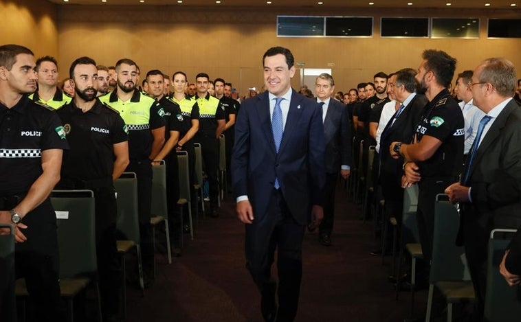 Juanma Moreno llevará al Parlamento en septiembre la Ley de Policías Locales de Andalucía