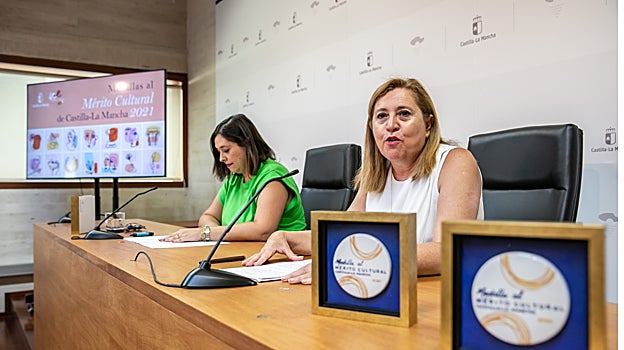 Ana Muñoz y la consejera Rosa Ana Rodríguez durante la rueda de prensa para dar a conocer a los galardonados