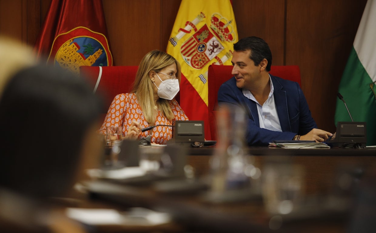 El alcalde, junto a la interventora en el Pleno