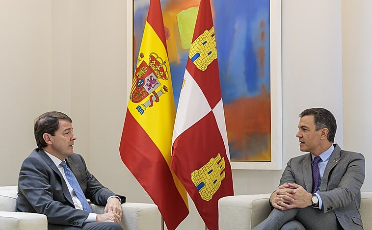 Mañueco 'tira' de Sánchez para que los incendios salgan de la lucha política