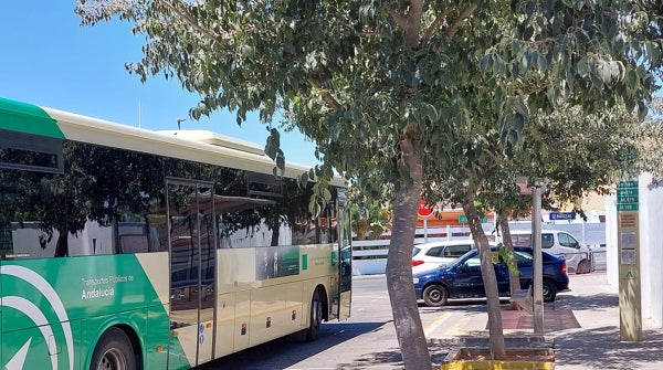 La Junta de Andalucía recuerda que los pasajeros pueden exigir la devolución si se cancela su bus o tren