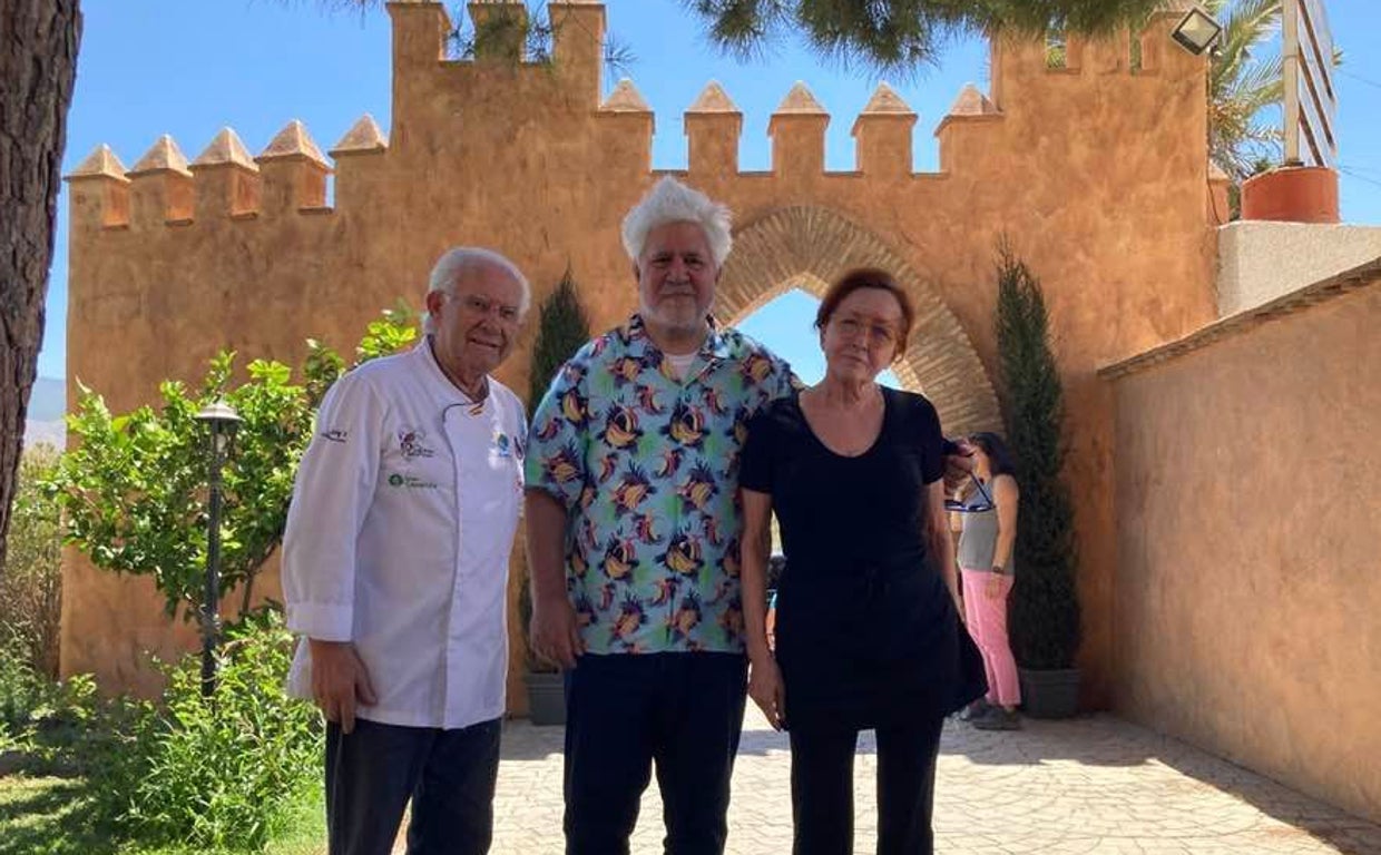 Pedro Almodóvar con los propietarios del restaurante Las Eras de Tabernas, Antonio Gázquez y Juani Simón.