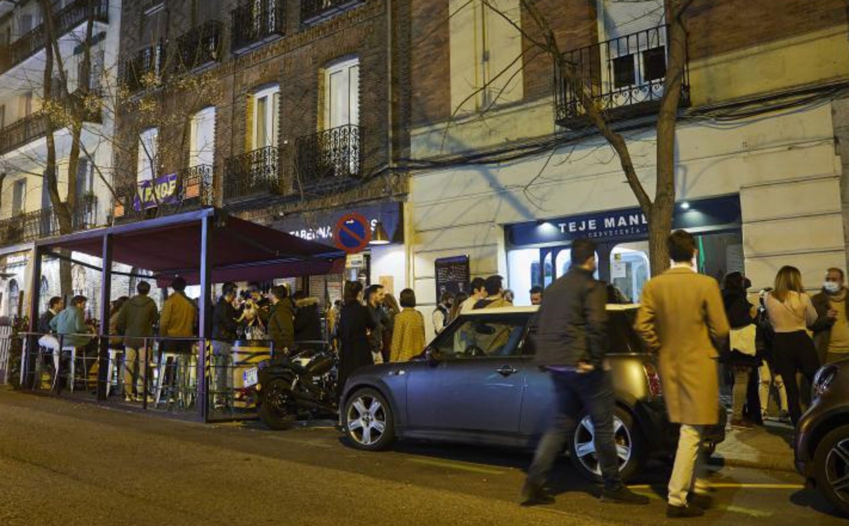 Varias personas dialogan en las terrazas de los establecimientos de la calle Ponzano