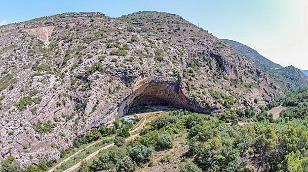 Imagen después - El artista dejó grabada en piedra una reproducción de la Cova Gran