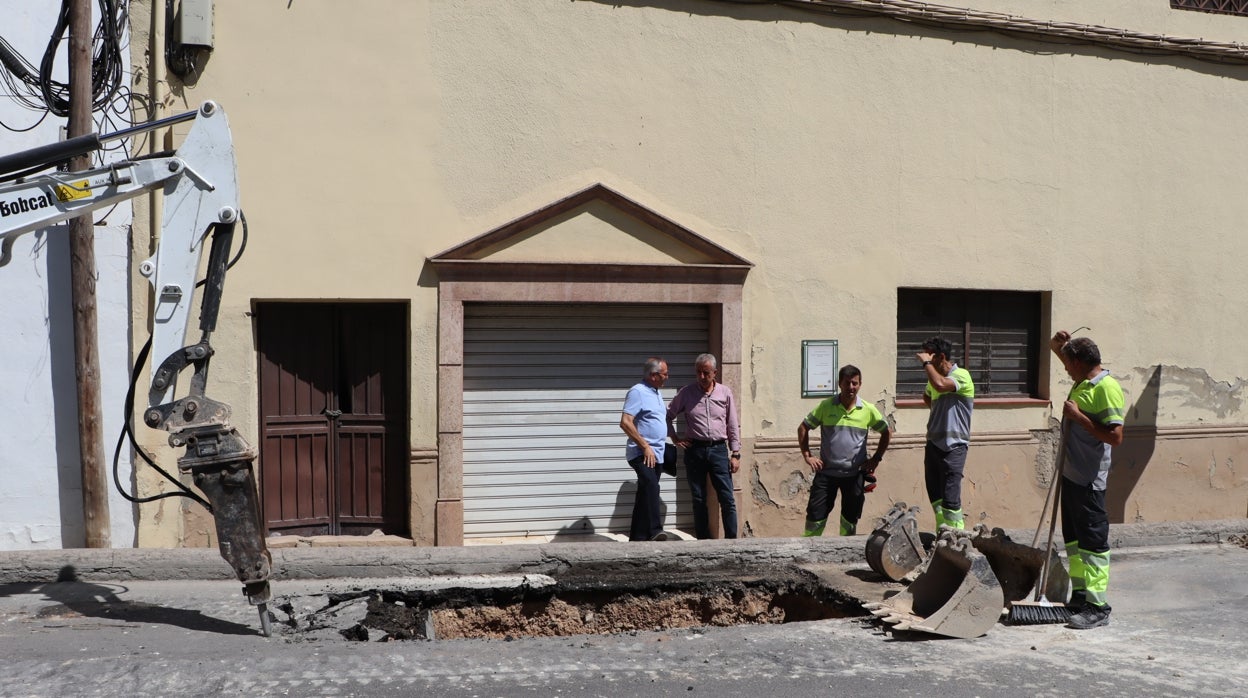 La rotura de una tubería agrava la situación de los cortes de agua en Lucena