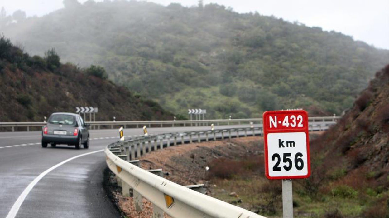 Desviado el tráfico en la N-432 en Cerro Muriano por el incendio de un camión que transportaba paja