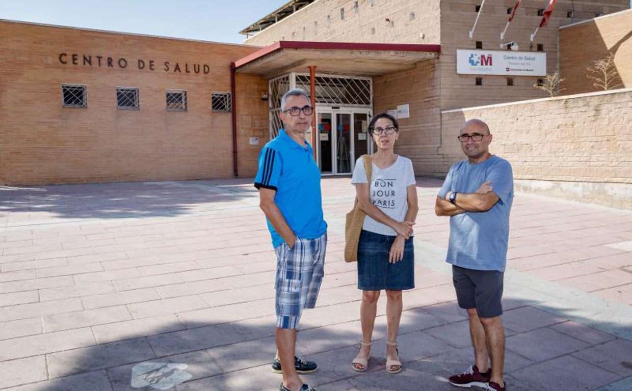 Vecinos de Perales del Río frente al Centro de Salud