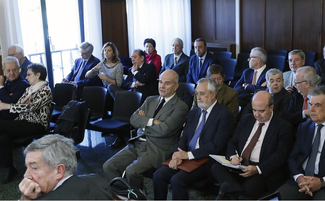 Los expresidentes y el resto de acusados en el caso ERE durante el juicio celebrado en la Audiencia de Sevilla