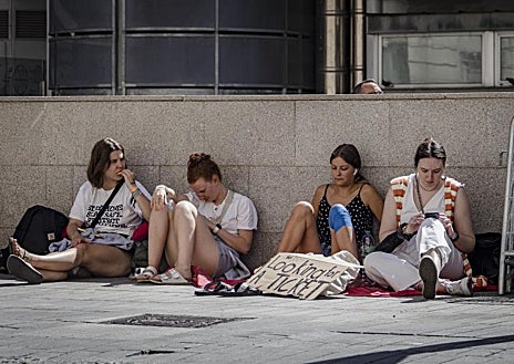 Imagen secundaria 1 - Fans de Harry Styles esperan frente al Wizink Center la apertura de las puertas