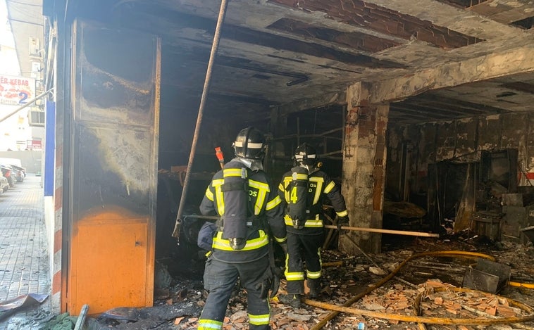 Un incendio en un taller de Ciudad Lineal provoca una gran columna de humo en Madrid