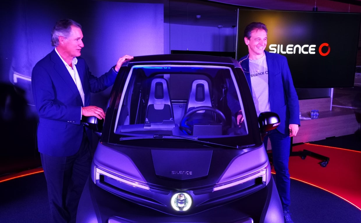 El microcoche eléctrico Silence S04 arranca la reindustrialización de la Zona Franca de Barcelona