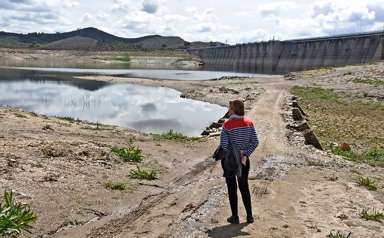 Aracena ni siquiera puede abastecerse del agua del pantano de su término al carecer de conducciones