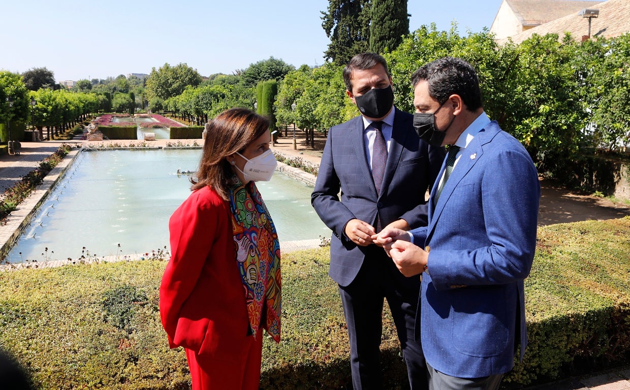 La ministra Robles con el alcalde y Juanma Moreno