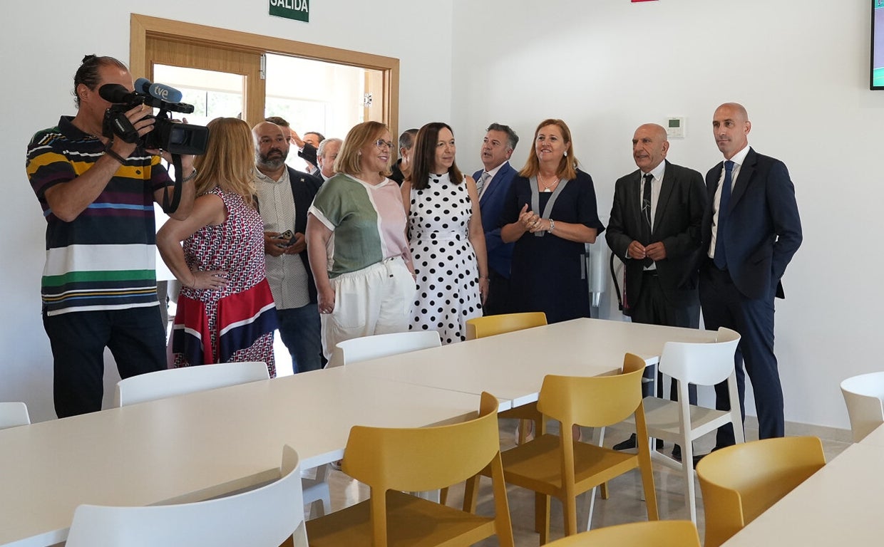 Rubiales inaugura la residencia para deportistas de la federación de fútbol regional en Alcázar de San Juan