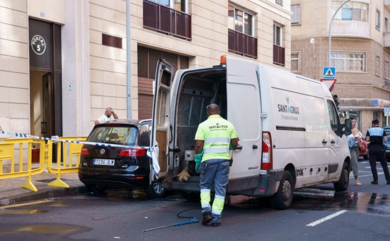 Un vehículo municipal y agentes de la Policía custodian el lugar del asesinato