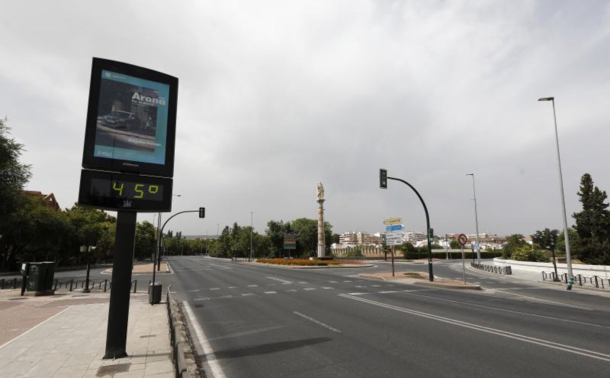 Calle desierta por las altas temperaturas en Córdoba capital